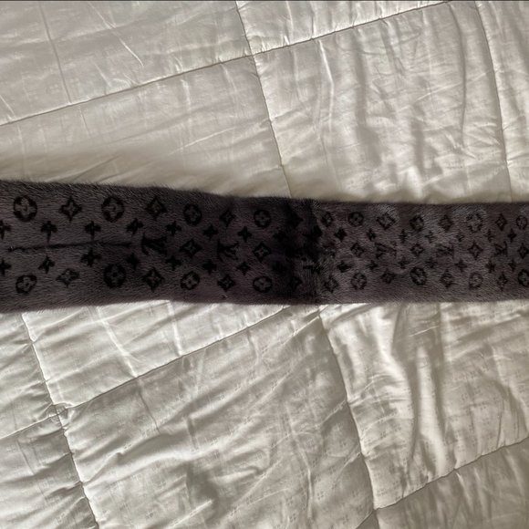 Louis Vuitton Monogram Reverso Fur Scarf - Picture 6 of 9